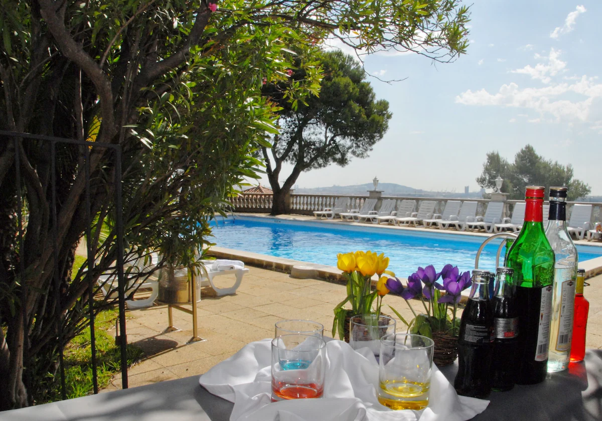 hotel castell pool terrasse