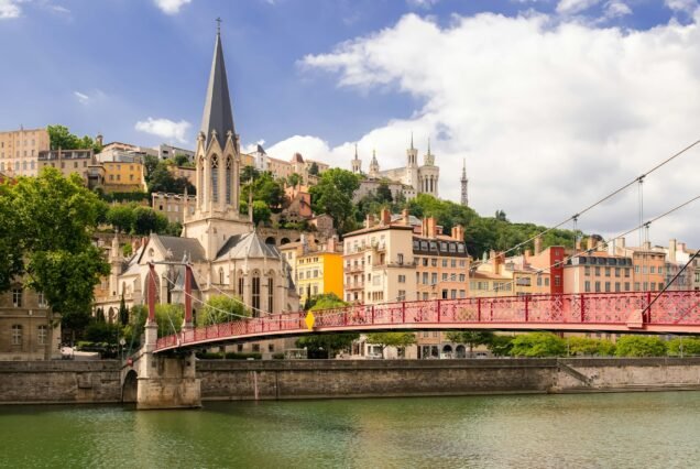 Vieux-Lyon, Saint-Georges church, colorful houses