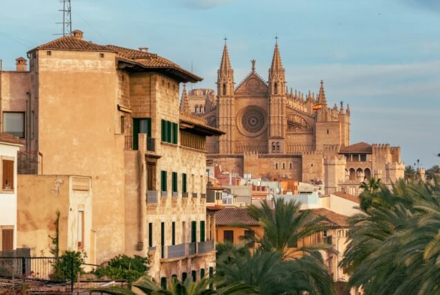 Scenic view of Cathedral de Mallorca and cityscape in Mallorca