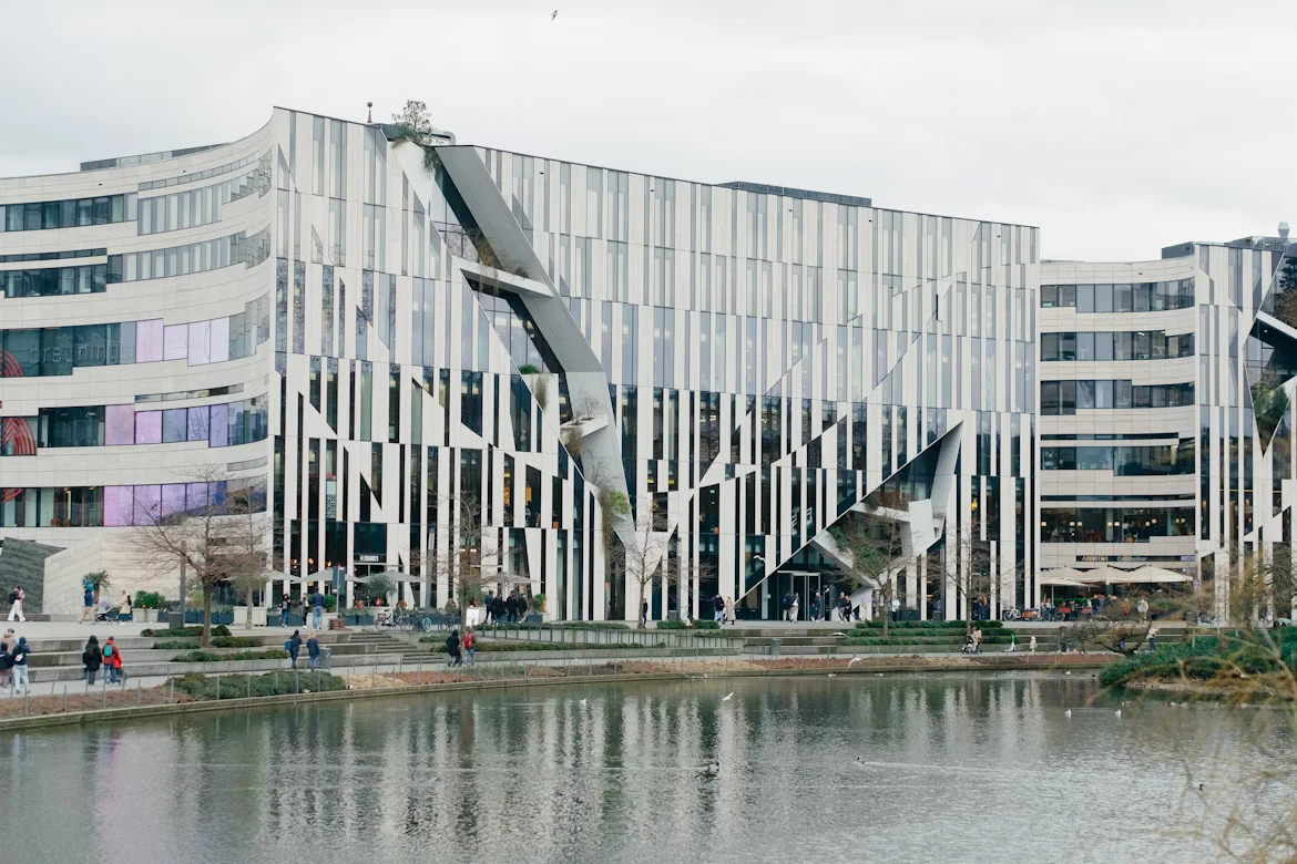 photo-1742042314436-eb55f2d44478