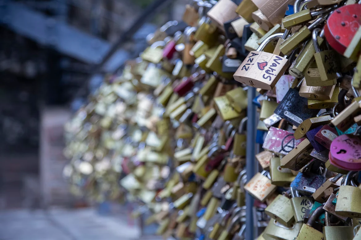 photo-1562938610-1db6a1018ae9-1