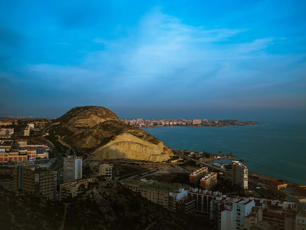 photo-1583871830123-35e00f63347e