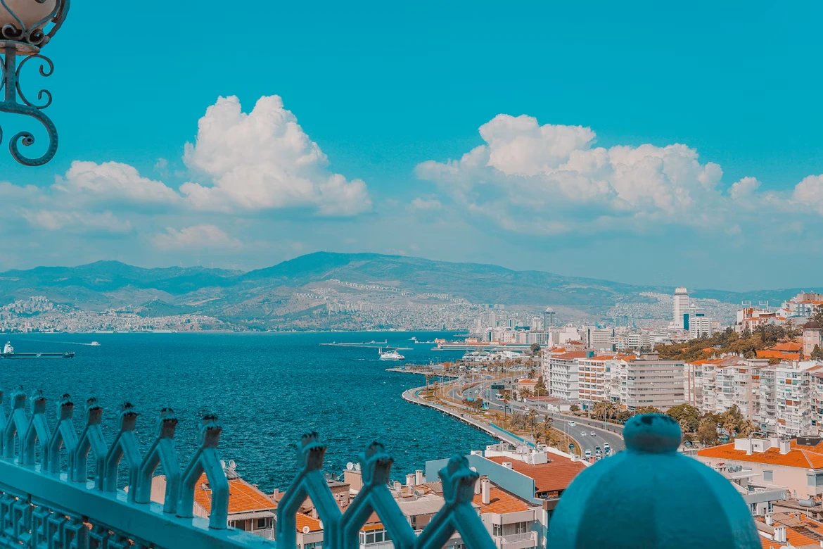 photo-1676845720871-493d7d821481