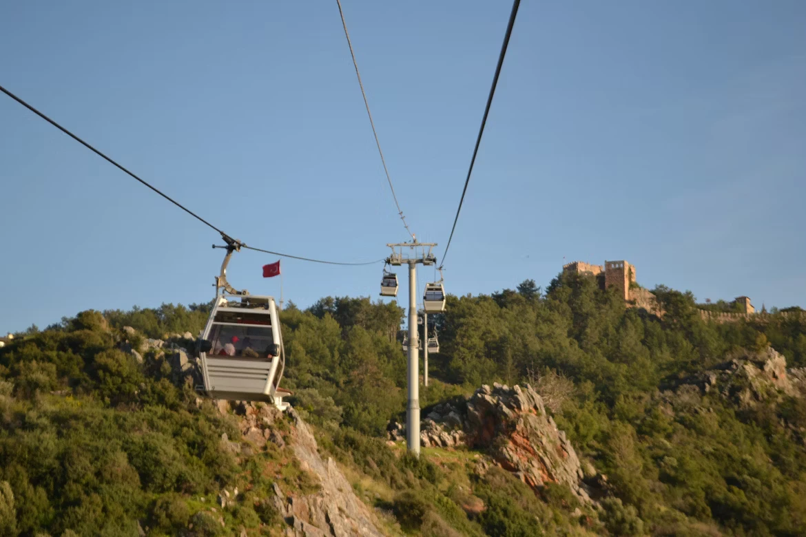 photo-1715685696219-5fb7e424a8f3-3