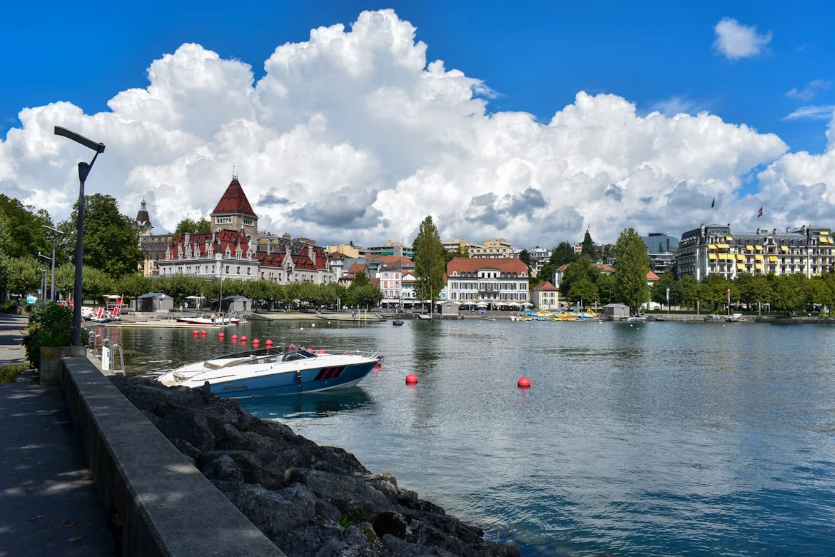 photo-1606738765414-2697f78d785e