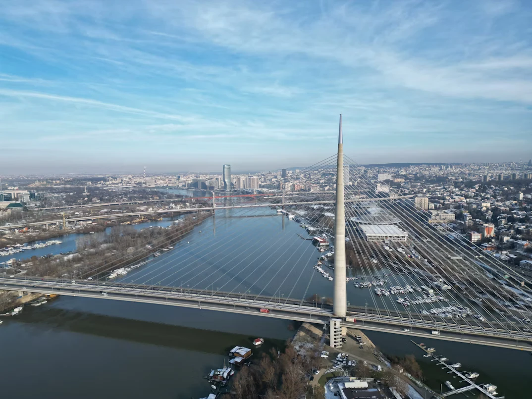 photo-1706480228561-6e6ba0b5a44b